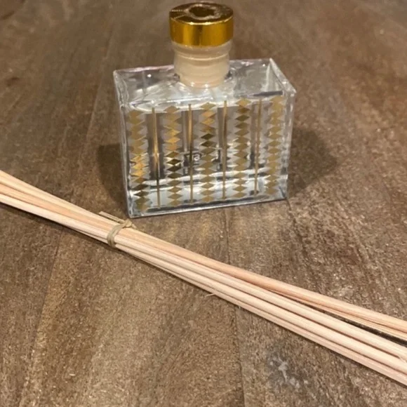 Nest Fragrances New York Petite Reed Diffuser Spiced Orange & Clove 1.9 oz - Picture 3 of 3